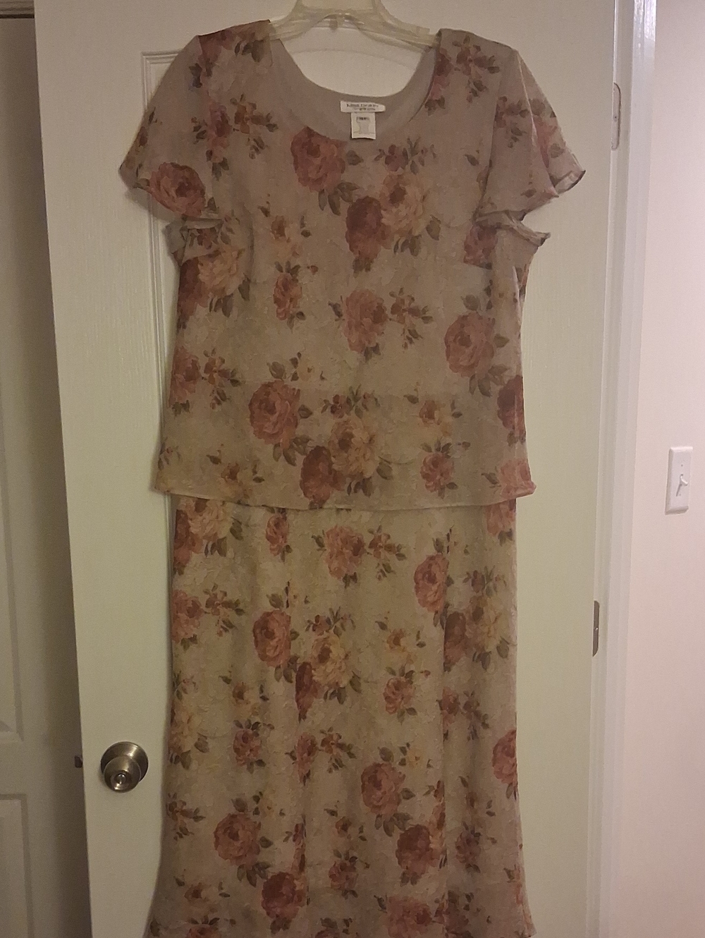 Vintage-Inspired Taupe Floral Maxi Dress Set - Soft Rose Print